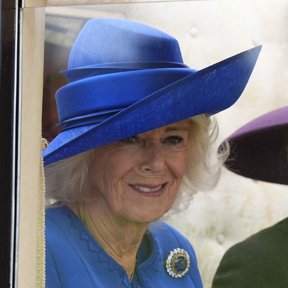 La reine Camilla (Camilla Parker Bowles, reine consort d'Angleterre) lors d'un défilé en calèche à travers le domaine de Windsor, au château de Windsor, dans le Berkshire, lors du premier jour de la deuxième visite d'État du président américain Donald Trump au Royaume-Uni. Date de la photo : mercredi 17 septembre 2025.