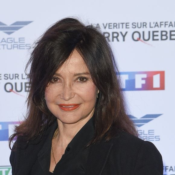 Evelyne Bouix se confie sur son passé dans l’émission “En aparté”.

Evelyne Bouix - Avant-première de la série télévisée "La vérité sur l'affaire Harry Quebert" au cinéma Gaumont Marignan à Paris, France. © Coadic Guirec/Bestimage