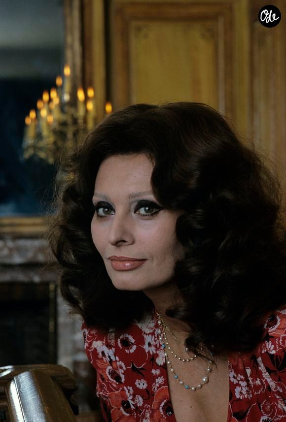 Situé dans le très chic VIIIe arrondissement de Paris, ce logement fait aujourd'hui reparler de lui grâce à une anecdote partagée par le prestigieux Bvlgari Hotel. 

Archives - Rendez-vous avec Sophia LOREN chez elle, dans son appartement Avenue Georges V, à Paris. Novembre 1975
© Michel Ristroph via Bestimage