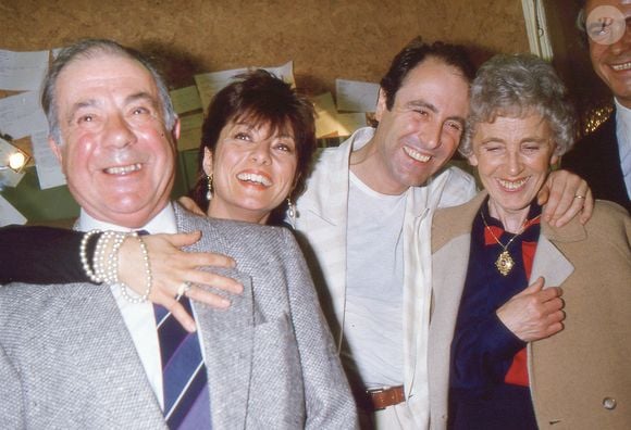 Michel Delpech avec sa femme Geneviève et ses parents à l'Olympia le 7 avril 1984
