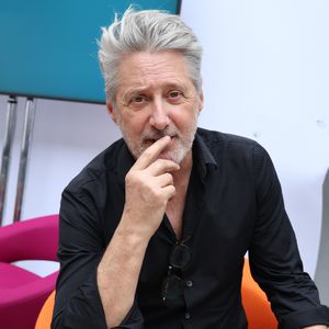 Antoine de Caunes au Festival du Livre de Paris 2025 au Grand Palais à Paris le 12 avril 2025.
© Denis Guignebourg / Bestimage