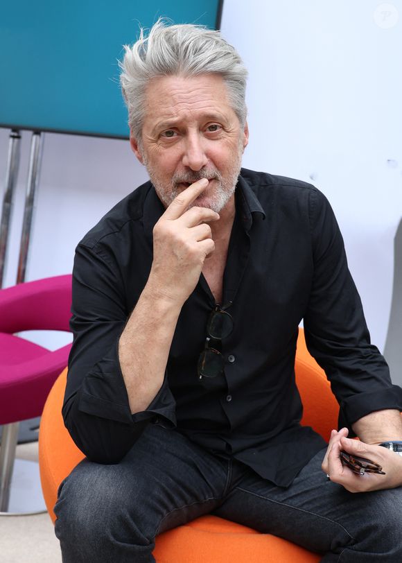 Antoine de Caunes au Festival du Livre de Paris 2025 au Grand Palais à Paris le 12 avril 2025.
© Denis Guignebourg / Bestimage