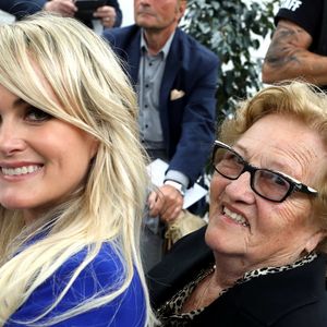 Une fois de plus, Laeticia Hallyday et ses filles n’ont pas manqué de fêter l’anniversaire de leur "Mamie Rock" adorée.

Exclusif - Prix Spécial - Laeticia Hallyday et Elyette Boudou (Mamie Rock) - Laeticia Hallyday reçoit la médaille de la ville de Toulouse en compagnie de ses filles et d'Elyette Boudou avant de quitter l'Esplanade Johnny Hallyday. Laeticia Hallyday et ses filles Jade et Joy sont venues inaugurer une esplanade portant le nom de Johnny Hallyday située en face du Zénith de Toulouse, le 15 juin 2019, date hautement symbolique puisque le rockeur aurait eu 76 ans. Laeticia porte le pendentif crucifix de Johnny autour du cou. © Dominique Jacovides/Bestimage