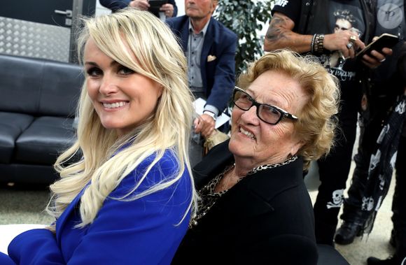 Une fois de plus, Laeticia Hallyday et ses filles n’ont pas manqué de fêter l’anniversaire de leur "Mamie Rock" adorée.

Exclusif - Prix Spécial - Laeticia Hallyday et Elyette Boudou (Mamie Rock) - Laeticia Hallyday reçoit la médaille de la ville de Toulouse en compagnie de ses filles et d'Elyette Boudou avant de quitter l'Esplanade Johnny Hallyday. Laeticia Hallyday et ses filles Jade et Joy sont venues inaugurer une esplanade portant le nom de Johnny Hallyday située en face du Zénith de Toulouse, le 15 juin 2019, date hautement symbolique puisque le rockeur aurait eu 76 ans. Laeticia porte le pendentif crucifix de Johnny autour du cou. © Dominique Jacovides/Bestimage