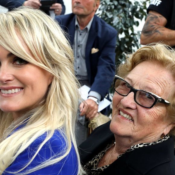 Une fois de plus, Laeticia Hallyday et ses filles n’ont pas manqué de fêter l’anniversaire de leur "Mamie Rock" adorée.

Exclusif - Prix Spécial - Laeticia Hallyday et Elyette Boudou (Mamie Rock) - Laeticia Hallyday reçoit la médaille de la ville de Toulouse en compagnie de ses filles et d'Elyette Boudou avant de quitter l'Esplanade Johnny Hallyday. Laeticia Hallyday et ses filles Jade et Joy sont venues inaugurer une esplanade portant le nom de Johnny Hallyday située en face du Zénith de Toulouse, le 15 juin 2019, date hautement symbolique puisque le rockeur aurait eu 76 ans. Laeticia porte le pendentif crucifix de Johnny autour du cou. © Dominique Jacovides/Bestimage