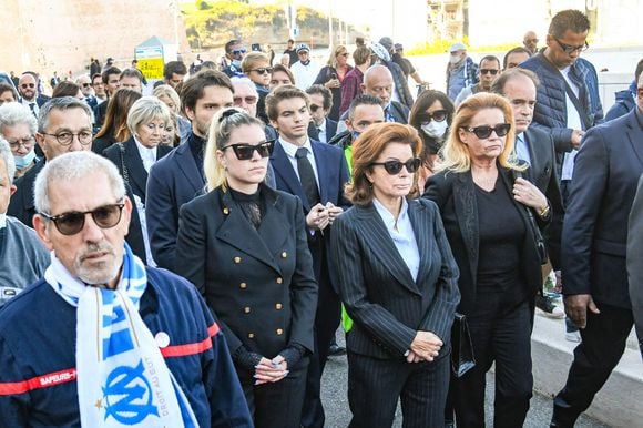 Sophie Tapie, Dominique Tapie, Nathalie Michaux Tapie (fille du défunt) - Les marseillais et la famille accompagnent Bernard Tapie jusqu'à la Cathédrale La Major à Marseille le 8 octobre 2021.

© Santini / Jacovides / Bestimage