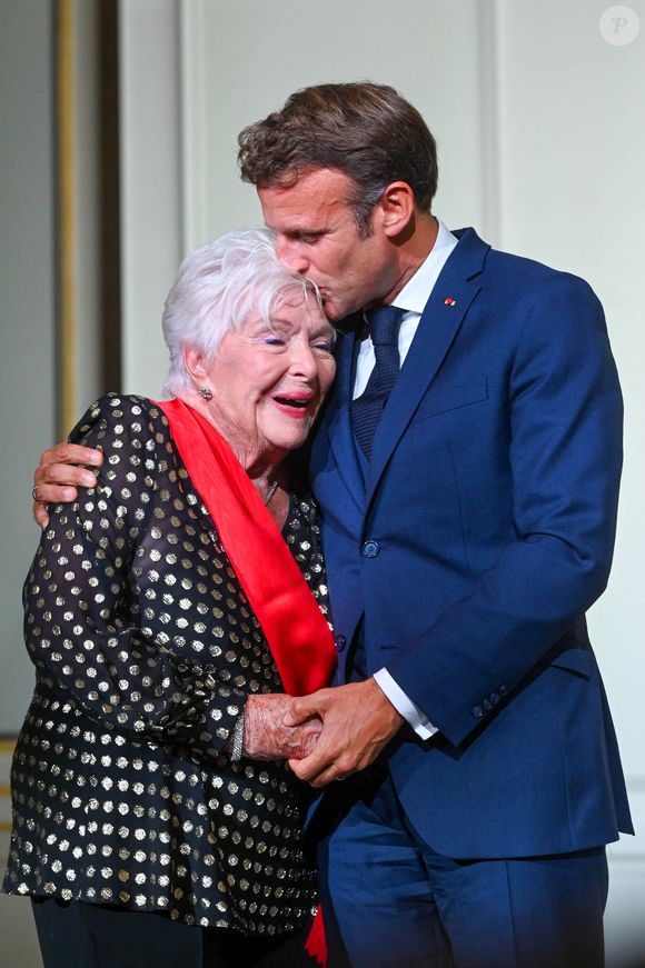 L’actrice française, Line Renaud décorée par le président de la République française, Emmanuel Macron de la Grand-Croix de la Légion d’honneur lors d'une cérémonie au palais de l’Elysée à Paris, France, le 2 septembre 2022. La chanteuse a été récompensée pour ses engagements humanitaires, notamment sa lutte contre le sida. Le président a salué une "douceur tellurique" et une "colossale sensibilité". © Coadic Guirec/Bestimage