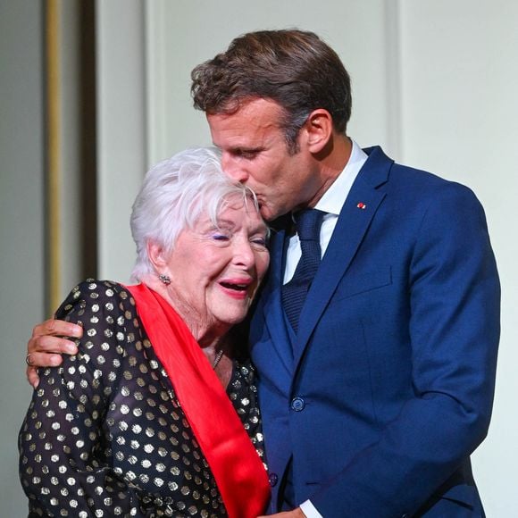 L’actrice française, Line Renaud décorée par le président de la République française, Emmanuel Macron de la Grand-Croix de la Légion d’honneur lors d'une cérémonie au palais de l’Elysée à Paris, France, le 2 septembre 2022. La chanteuse a été récompensée pour ses engagements humanitaires, notamment sa lutte contre le sida. Le président a salué une "douceur tellurique" et une "colossale sensibilité". © Coadic Guirec/Bestimage