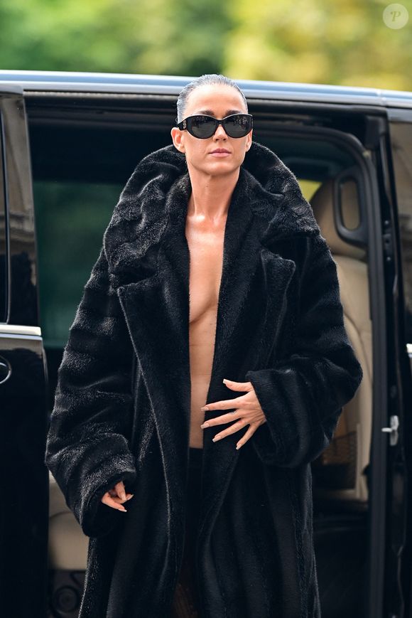 Katy Perry de retour à son hôtel après le défilé Balenciaga lors de la Fashion Week de Paris, France, le 26 juin 2024. © Pierre Perusseau/Bestimage