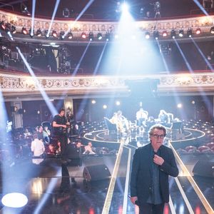 Exclusif - Francis Cabrel en backstage de l'enregistrement de l'émission "Serge Lama, le dernier rappel" présentée par F. Bollaert, diffusée le vendredi 21 novembre 2025 sur France 3 à 21h10, au théâtre Marigny à Paris, France, le 29 avril 2025. © Clovis-Moreau/Bestimage