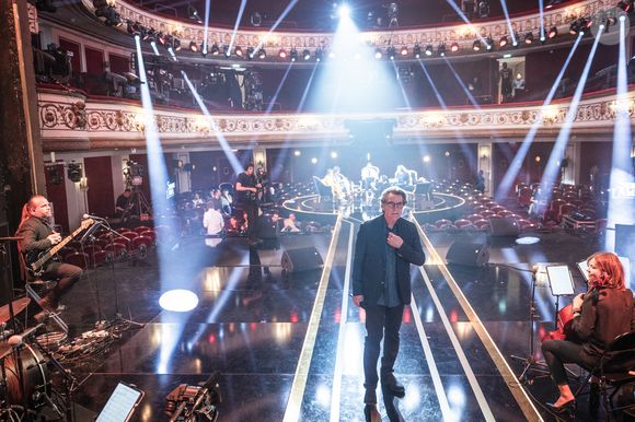Exclusif - Francis Cabrel en backstage de l'enregistrement de l'émission "Serge Lama, le dernier rappel" présentée par F. Bollaert, diffusée le vendredi 21 novembre 2025 sur France 3 à 21h10, au théâtre Marigny à Paris, France, le 29 avril 2025. © Clovis-Moreau/Bestimage