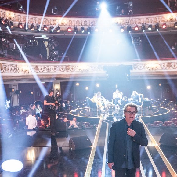Exclusif - Francis Cabrel en backstage de l'enregistrement de l'émission "Serge Lama, le dernier rappel" présentée par F. Bollaert, diffusée le vendredi 21 novembre 2025 sur France 3 à 21h10, au théâtre Marigny à Paris, France, le 29 avril 2025. © Clovis-Moreau/Bestimage