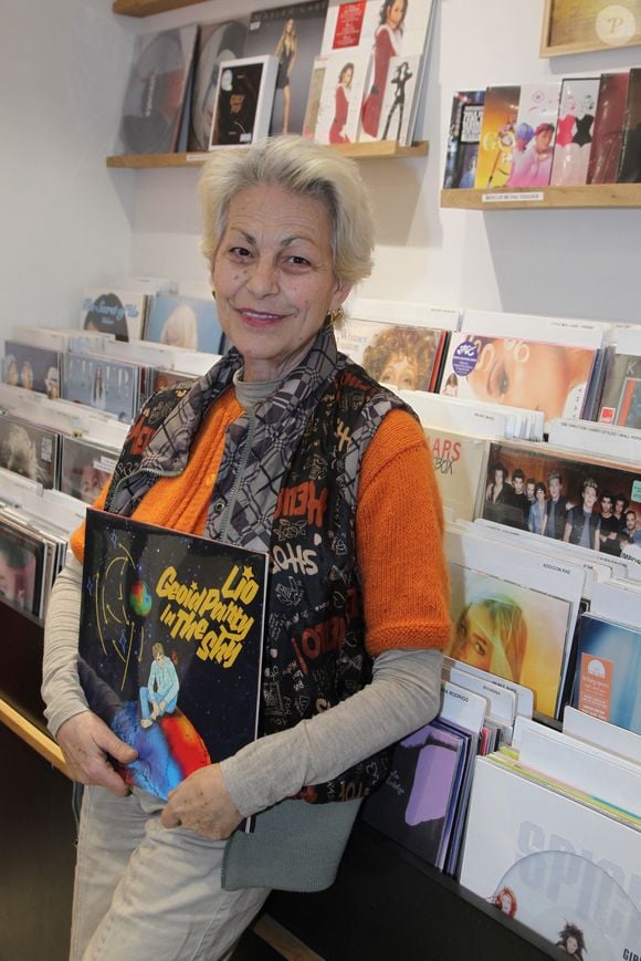 Connue pour des titres devenus emblématiques comme "Banana Split" ou "Les brunes comptent pas pour des prunes", l’artiste — qui a récemment perdu son fils — ne peut désormais plus compter sur le pécule généré par ces succès passés. 

Exclusif - Lio dédicace son nouvel album vinyle "Geoid Party In The Sky " au magasin Lucky records à Paris le 15 décembre 2025. © Philippe Baldini/Bestimage