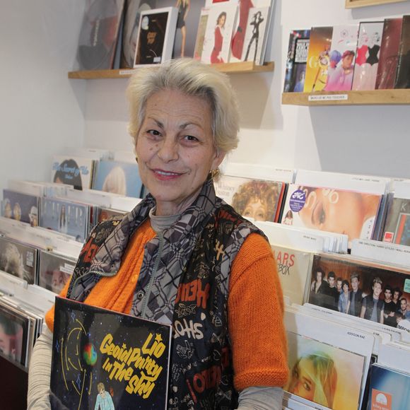 Connue pour des titres devenus emblématiques comme "Banana Split" ou "Les brunes comptent pas pour des prunes", l’artiste — qui a récemment perdu son fils — ne peut désormais plus compter sur le pécule généré par ces succès passés. 

Exclusif - Lio dédicace son nouvel album vinyle "Geoid Party In The Sky " au magasin Lucky records à Paris le 15 décembre 2025. © Philippe Baldini/Bestimage