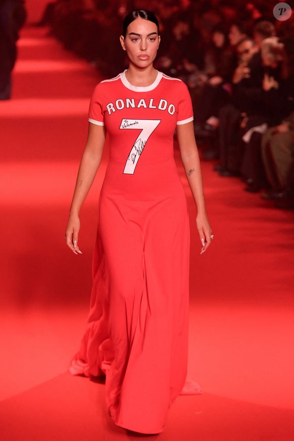 C'est avec une photo que Georgina Rodriguez a surpris tout le monde

Georgina Rodriguez a rendu hommage à son petit ami footballeur Cristiano Ronaldo lors du défilé Vetements Womenswear Automne/Hiver 2024-2025 pendant la semaine de la mode à Paris le vendredi 1er mars 2024. L'influenceuse, âgée de 30 ans, portait une robe rouge sur laquelle figuraient le chiffre sept sur le devant et le nom de famille de son partenaire. Photo ABACAPRESS.COM