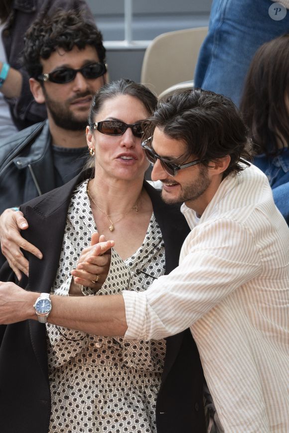 Pierre Niney et sa compagne Natasha Andrews en tribunes lors de la finale messieurs des Internationaux de France de Tennis de Roland Garros 2025 (jour 15), à Paris, France, le 8 juin 2025. © Cyril Moreau/Bestimage