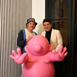 Face à cette responsabilité nouvelle, Philippe Katerine a trouvé la force de se relever et de travailler sans relâche pour construire sa carrière. 

Exclusif - Le chanteur et artiste Philippe Katerine durant le vernissage de son exposition "Les Mignonismes" installée au Château de Crémat sur les hauteurs de Nice jusqu'au 18 mai 2025.  © Bruno Bebert / Bestimage