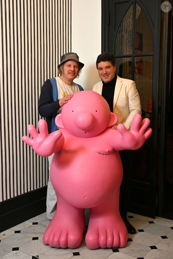 Face à cette responsabilité nouvelle, Philippe Katerine a trouvé la force de se relever et de travailler sans relâche pour construire sa carrière. 

Exclusif - Le chanteur et artiste Philippe Katerine durant le vernissage de son exposition "Les Mignonismes" installée au Château de Crémat sur les hauteurs de Nice jusqu'au 18 mai 2025.  © Bruno Bebert / Bestimage