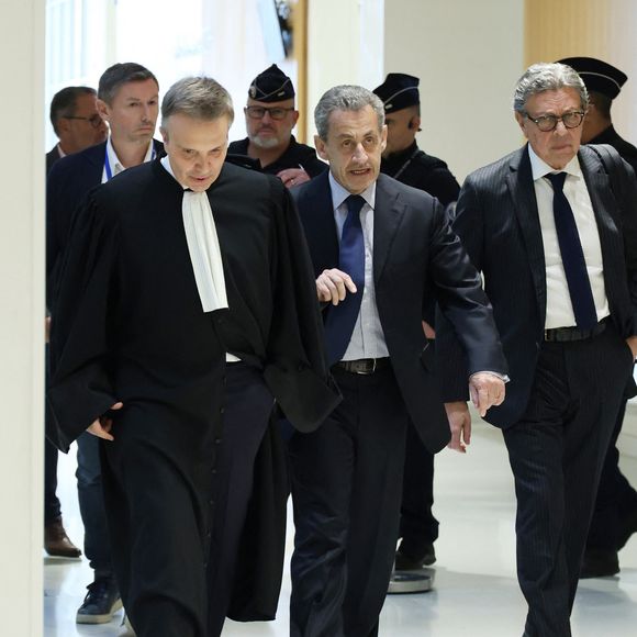 Nicolas Sarkozy arrive au procès pour des accusations de financement illégal de la campagne présidentielle victorieuse de 2007 par le dictateur Mouammar Kadhafi, au tribunal de Paris, France, le 27 mars 2025. © Denis Guignebourg/Bestimage
