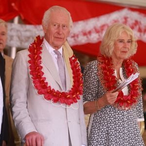 Le roi Charles III et la reine Camilla assistent à une cérémonie d'adieu au village de Siumu, à la fin de leur visite officielle en Australie, le 26 octobre 2024.