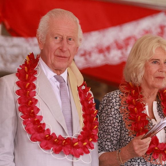 Le roi Charles III et la reine Camilla assistent à une cérémonie d'adieu au village de Siumu, à la fin de leur visite officielle en Australie, le 26 octobre 2024.