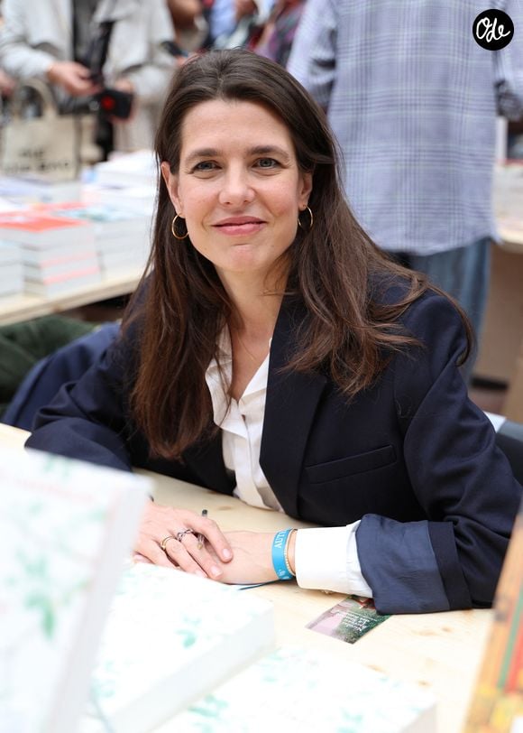 Charlotte Casiraghi assiste au 5e Festival du livre de Paris au Grand Palais à Paris, en France, le 17 avril 2026. Les 17, 18 et 19 avril 2026, le Festival du livre de Paris célébrera les livres et la lecture, sous toutes leurs formes, pour tous les publics. © Denis Guignebourg/Bestimage