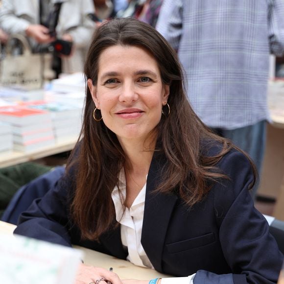 Charlotte Casiraghi assiste au 5e Festival du livre de Paris au Grand Palais à Paris, en France, le 17 avril 2026. Les 17, 18 et 19 avril 2026, le Festival du livre de Paris célébrera les livres et la lecture, sous toutes leurs formes, pour tous les publics. © Denis Guignebourg/Bestimage