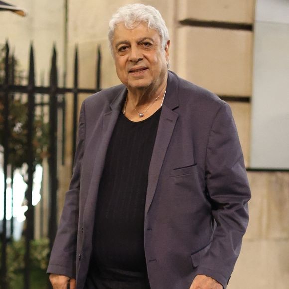 Exclusif - Le chanteur-compositeur français Enrico Macias sourit à la caméra dans les rues de Paris. © Backgrid USA / Bestimage