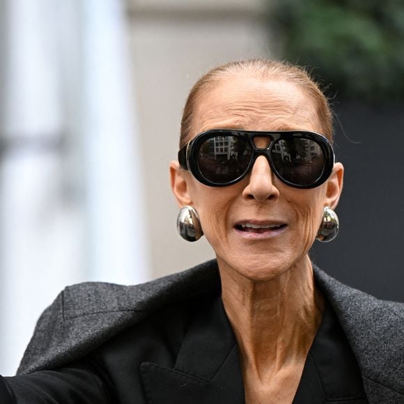La chanteuse aurait adoré le morceau et aurait même pleuré en l’écoutant.

Céline Dion acclamée par ses fans à la sortie de l’hôtel Royal Monceau à Paris, avant de se rendre à la Plenitude Arena de Paris La Défense, pour sa deuxième date de concert, le 16 septembre 2026. © Lionel Urman/Bestimage