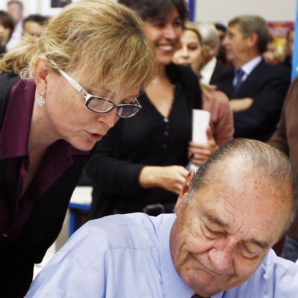 L'ancien président français Jacques Chirac, accompagné de sa fille Claude Chirac, signe des exemplaires de son livre à la foire du livre de Brive-la-Gaillarde, dans le sud de la France, le 7 novembre 2009.  Photo par Patrick Bernard/ABACAPRESS.COM