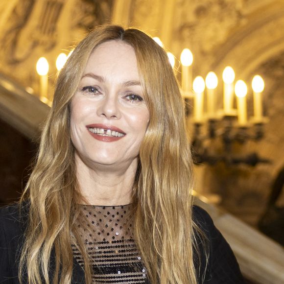 Elle estime que ses enfants doivent travailler encore plus pour prouver leur talent.

Vanessa Paradis au photocall du deuxième défilé de mode Chanel Haute-Couture automne-hiver 2024/2025 au palais Garnier lors de la Fashion Week de Paris, France, le 25 juin 2024. © Olivier Borde/Bestimage
