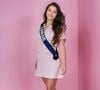 Et en robe rose bonbon également !

Miss Corse, Manon Mateus - Portrait officiel des 30 candidates au concours Miss France 2026