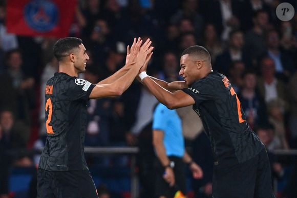 Achraf HAKIMI du PSG célèbre son but avec Kylian MBAPPE du PSG lors du match de l'UEFA Champions League, entre le Paris Saint-Germain et le Borussia Dortmund au Parc des Princes le 19 septembre 2023 à Paris, France. Photo by Anthony Dibon/Icon Sport/ABACAPRESS.COM