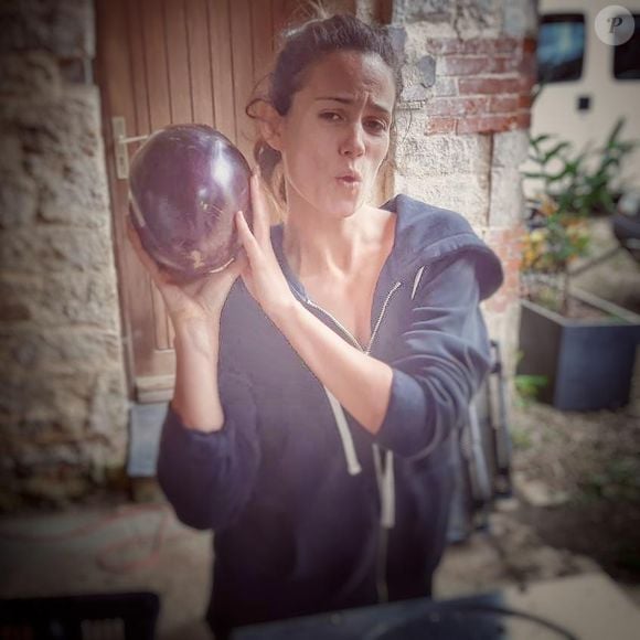 Lucie Lucas dans son petit village breton de Plorec