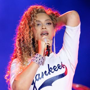 La chanteuse s'était associée au numéro un mondial du luxe en 2024 pour commercialiser le spiritueux.

New York, le 2 juillet 2026. Beyoncé a surpris les fans en rejoignant Jay-Z sur scène lors de son concert "Extra Innings". Copyright : Backgrid USA / Bestimage