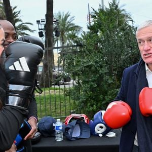 Clôture de l'opération de collecte de fonds "Pièces Jaunes", destinée à améliorer la vie des enfants hospitalisés, au Jardin Albert 1er, à Nice, France, le 7 février  2025, en présence de la Première dame française, Brigitte Macron, la présidente de la Fondation Hôpitaux de Paris-Hôpitaux de France, du sélectionneur de l'équipe de France de football, Didier Deschamps le parrain de l'opération Pièces Jaunes, de Christian Estrosi, le maire de Nice, sa femme, Laura Tenoudji Estrosi, d'Anne Barrère, la vice-présidente de la Fondation Hôpitaux de Paris-Hôpitaux de France, Philippe Wahl, le président-directeur général du Groupe La Poste, de José Cobos, ancien capitaine de l'OGC Nice et conseiller municipal de la ville de Nice délégué à l'évènementiel sportif, et du compositeur du morceau caritatif "Les P'tits Soleils", l'hymne des Pièces Jaunes, John Mamann. Ce titre a été chanté sur la scène par Eugie, Sab, Julien Esmée, Vernis Rouge... et les personnalités. Mme Macron et Didier Deschamps ont fait, comme à leur habitude, le tour des diffèrents stands des associations et des partenaires, comme Carrefour, la Fondrtion Lenval, le CHU, la Poste et la Banque de France où ils ont fait la pesée des pièces jaunes... mais l'arrêt le plus surprenant fut sur le stand du Nice Azur Boxe où le coach des Bleus et Mme Macron n'ont pas hésité à mettre les gants pour quelques échanges avec les boxeurs présents.  © Bruno Bebert/Bestimage