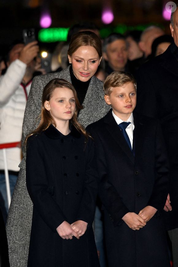 le prince et la princesse de Monaco préparent néanmoins déjà leurs enfants à leur vie future.

Le prince Albert II de Monaco, sa femme la princesse Charlene de Monaco, leurs enfants le prince héréditaire Jacques, marquis des Baux, la princesse Gabriella, comtesse de Carladès, et Mélanie de Massy sont au Quai Antoine 1er au port Hercule pour le traditionel embrasement de la barque et le spectacle de drônes lors de la célébration de la Sainte Dévote à Monaco, le 26 janvier 2026. © Bruno Bebert / Bestimage
