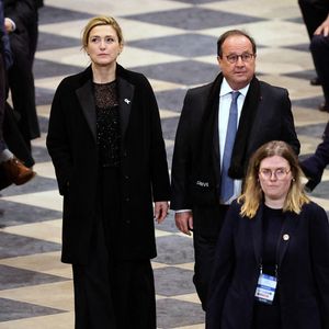 Julie Gayet et son époux François Hollande assistent à la cérémonie de réouverture de la cathédrale Notre-Dame de Paris, le 7 décembre 2024. Photo par Dominique Jacovides/Pool/ABACAPRESS.COM