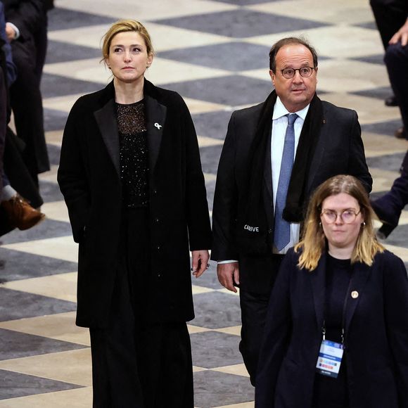 Julie Gayet et son époux François Hollande assistent à la cérémonie de réouverture de la cathédrale Notre-Dame de Paris, le 7 décembre 2024. Photo par Dominique Jacovides/Pool/ABACAPRESS.COM