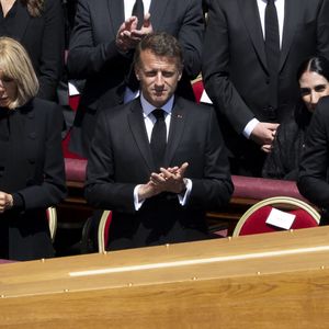 Emmanuel et Brigitte Macron face au cercueil du pape François le 26 avril 2025 ©Inside/Psnewz/Bestimage