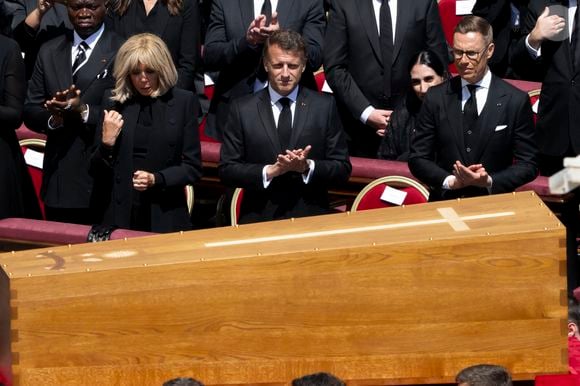 Emmanuel et Brigitte Macron face au cercueil du pape François le 26 avril 2025 ©Inside/Psnewz/Bestimage