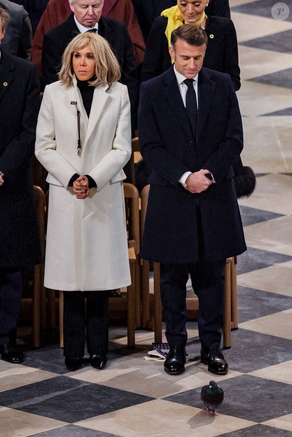 Un pigeon de Paris s'invite à la cérémonie aux côtés du président de la République française, Emmanuel Macron et de Brigitte Macron - Messe de consécration du mobilier liturgique de la cathédrale Notre-Dame de Paris, le 8 décembre 2024. Joyau de l’art gothique, lieu de culte et de culture, symbole universel de la France et de son histoire, la cathédrale de Notre-Dame de Paris rouvre ses portes les 7 et 8 décembre, cinq ans après le terrible incendie ravageur, survenu le 15 avril 2019. 
© Cyril Moreau / Bestimage