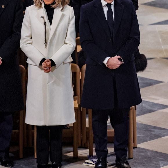 Un pigeon de Paris s'invite à la cérémonie aux côtés du président de la République française, Emmanuel Macron et de Brigitte Macron - Messe de consécration du mobilier liturgique de la cathédrale Notre-Dame de Paris, le 8 décembre 2024. Joyau de l’art gothique, lieu de culte et de culture, symbole universel de la France et de son histoire, la cathédrale de Notre-Dame de Paris rouvre ses portes les 7 et 8 décembre, cinq ans après le terrible incendie ravageur, survenu le 15 avril 2019. 
© Cyril Moreau / Bestimage