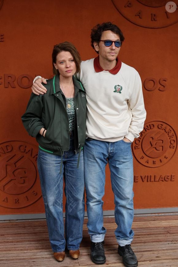 Mélanie Thierry et son compagnon le chanteur Raphaël au village lors des Internationaux de France de Tennis de Roland Garros 2025, à Paris, France, le 4 Juin 2025. © Jacovides-Moreau/Bestimage