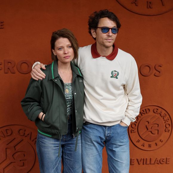 Mélanie Thierry et son compagnon le chanteur Raphaël au village lors des Internationaux de France de Tennis de Roland Garros 2025, à Paris, France, le 4 Juin 2025. © Jacovides-Moreau/Bestimage