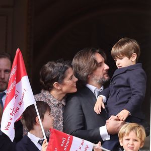 Andrea Casiraghi, Charlotte Casiraghi, Dimitri Rassam, Balthazar Rassam, Raphaël Elmaleh - La famille princière au balcon du palais lors de la Fête Nationale de la principauté de Monaco le 19 novembre 2022.

© Dominique Jacovides / Bruno Bebert / Bestimage