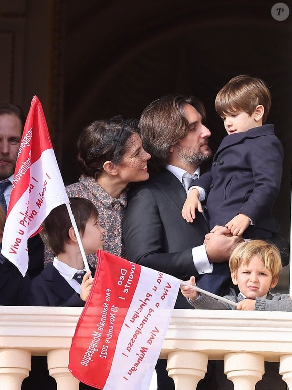 Andrea Casiraghi, Charlotte Casiraghi, Dimitri Rassam, Balthazar Rassam, Raphaël Elmaleh - La famille princière au balcon du palais lors de la Fête Nationale de la principauté de Monaco le 19 novembre 2022.

© Dominique Jacovides / Bruno Bebert / Bestimage