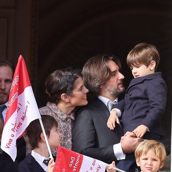 Andrea Casiraghi, Charlotte Casiraghi, Dimitri Rassam, Balthazar Rassam, Raphaël Elmaleh - La famille princière au balcon du palais lors de la Fête Nationale de la principauté de Monaco le 19 novembre 2022.

© Dominique Jacovides / Bruno Bebert / Bestimage