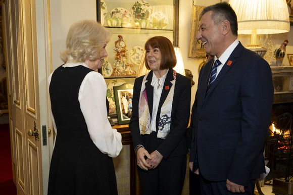 La reine Camilla (à gauche) reçoit Madame Gisèle Pelicot (au centre) et Jean-Loup Agopian (à droite) lors d'une audience à Clarence House à Londres. Date de la photo : lundi 23 février 2026.
Aaron Chown/PA Wire : Aaron Chown/PA Wire