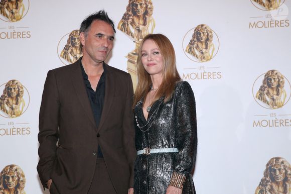 Vanessa Paradis et son mari Samuel Benchetrit (auteur et metteur en scène de la pièce « Maman » dans laquelle Vanessa est nominée) - 33ème « Nuit des Molières » aux Folies Bergère à Paris le 30 Mai 2022. Bertrand Rindoff / Bestimage